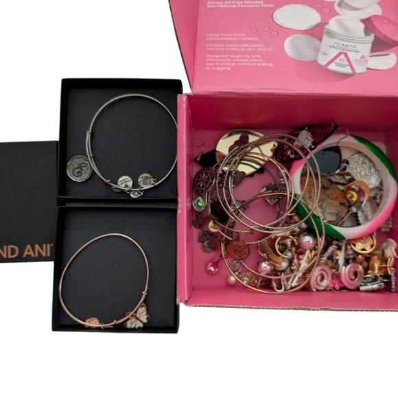 Entire Lot Of Jewelry- Includes 11 Alex And Ani Bracelets - Picture 1 of 1